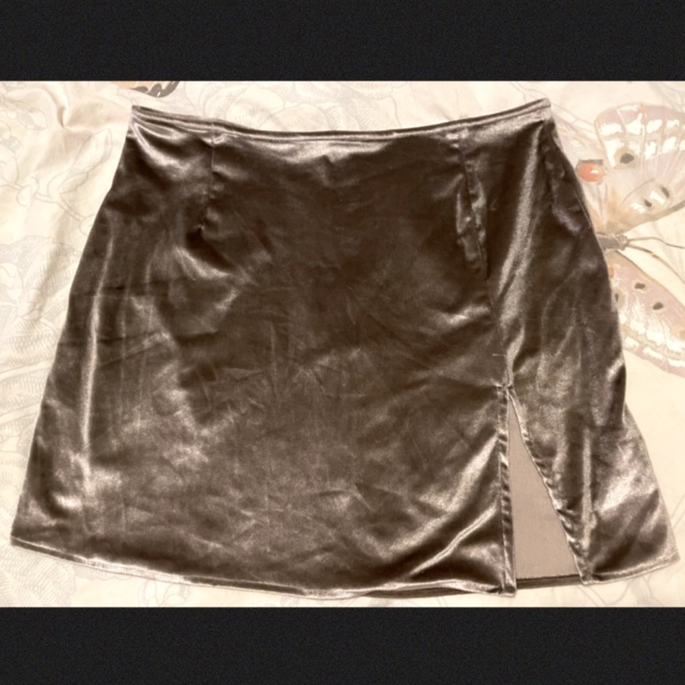 GORGEOUS & SEXY Mini Skirt with Side Slit - Size M